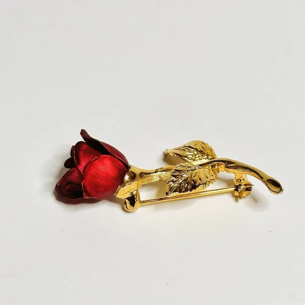 Vintage Giovanni Single Red Rose Flower Brooch Pin Gold Tone Boutonniere Lapel